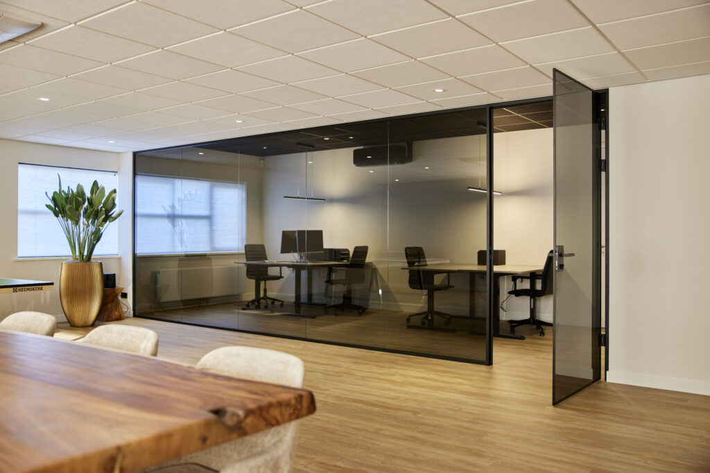 Hoogwaardig maatwerk voor glazen deuren en wanden met duurzame materialen