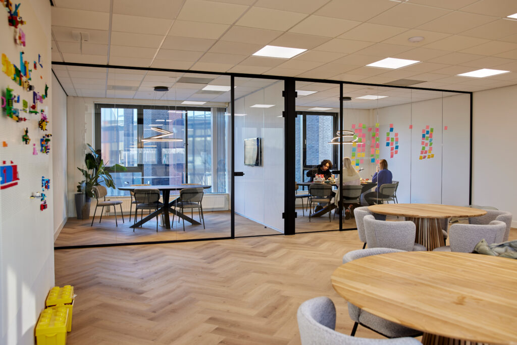 Elegante verbinding tussen ruimtes met glazen deuren en wanden